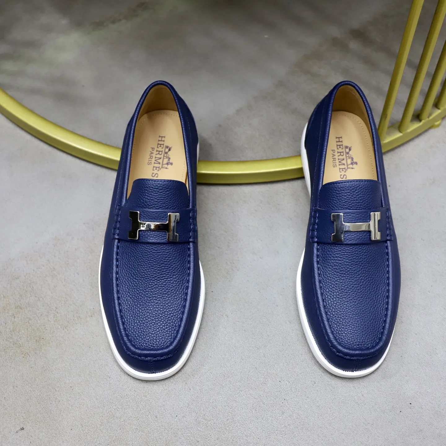 Ex-factory price: 560💰Hermès/Hermès slip-on men's shoes. This shoe is made of imported pebbled cowhide. It has simple and smooth lines and is combined with aerodynamically designed 3CM rubber foam ultra-light soles! Youthful and fashionable, classic H-shaped hardware buckle decoration, calf lining gently wraps the feet, with logo cowhide feet, casual and urban style, highlighting youthful vitality, sports and leisure version, super versatile, code number: 38-39-40-41-42-43-44 standard leather shoe size (45 can be customized but does not support returns)